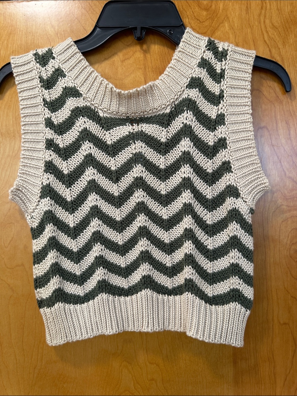 Chevron Knit Sleeveless Crop Top in Cream & Dark Green